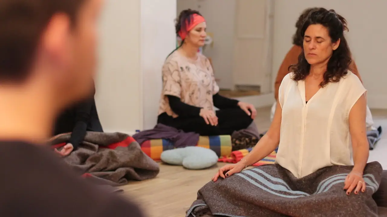 Iniciarse en la meditación: presencia, paciencia y constancia manos de una persona descansando sobre las rodillas durante una práctica de meditación en interior